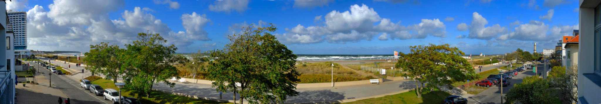 Panorama von der Ferienwohnung aus über die Seepromenade auf den Warnemünder Strand und die Ostsee